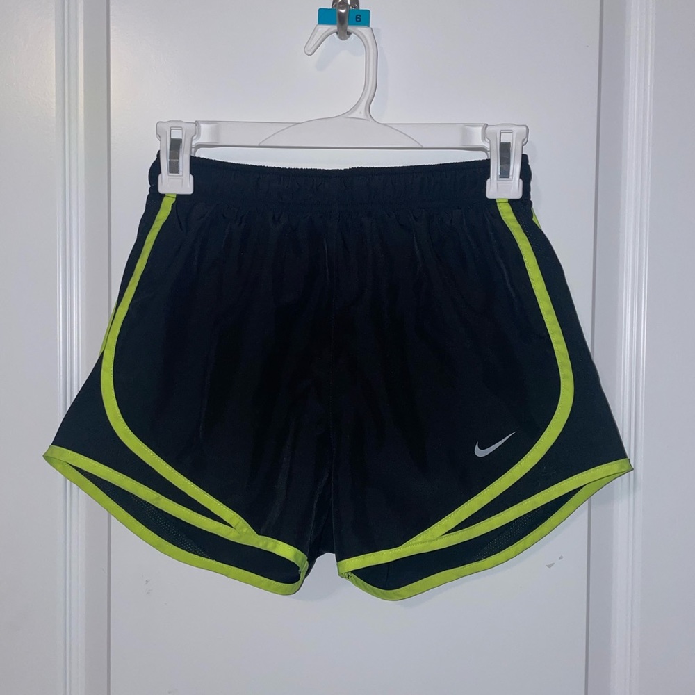 Women’s Nike Dry Tempo Short Size Extra Small Green and Black
